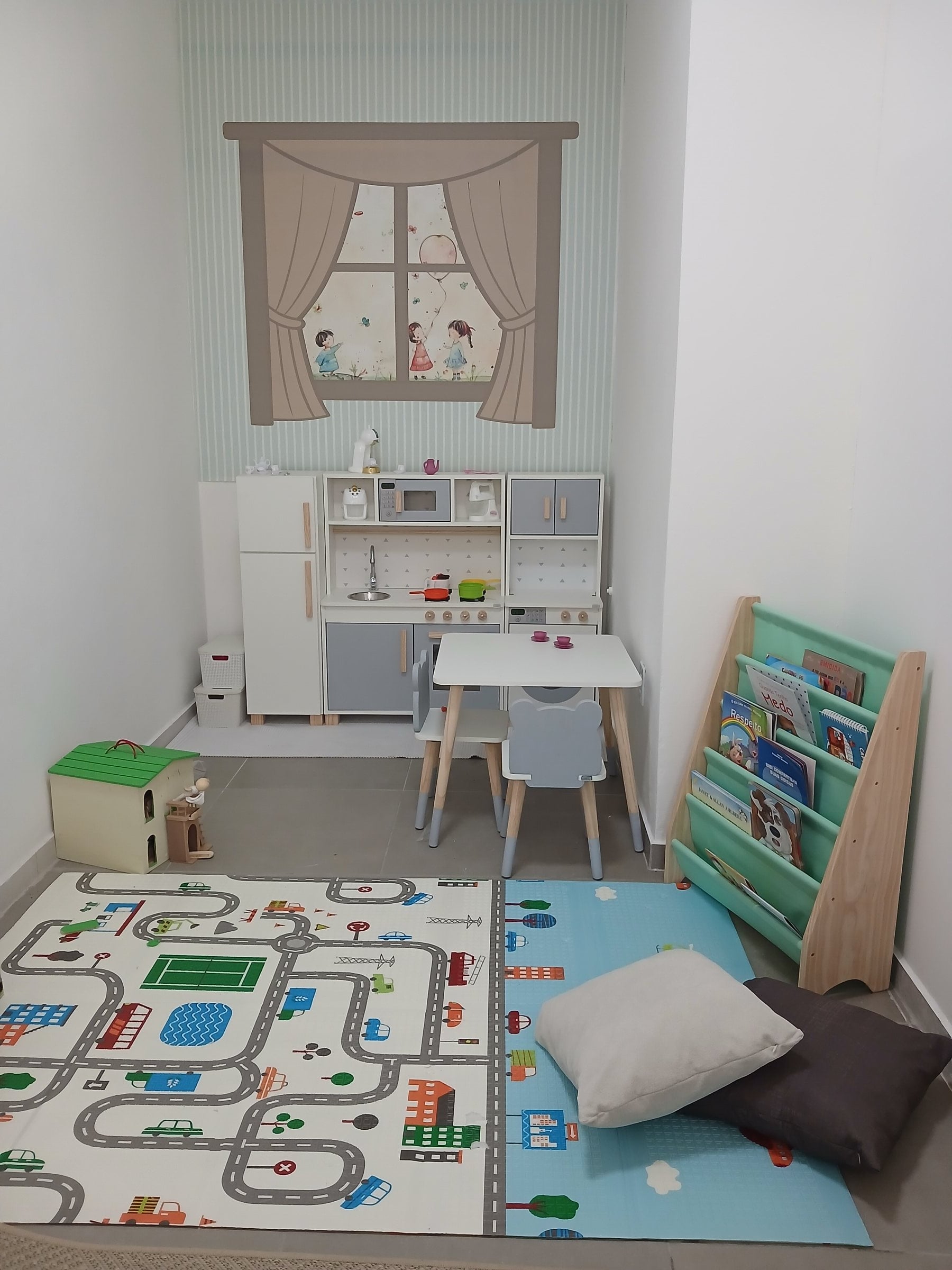 Brinquedoteca com tapete lúdico e livros infantis